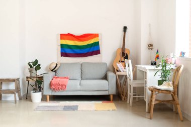 LGBT bayrakları odanın içinde şık bir şekilde