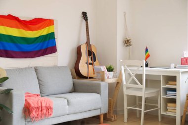 LGBT bayrakları odanın içinde şık bir şekilde