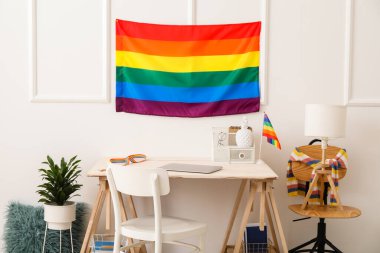 LGBT bayraklı modern işyeri