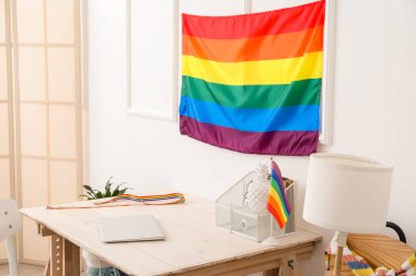 LGBT bayraklı modern işyeri