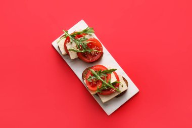 Renkli domates ve tofu peynirli lezzetli bruschetalar.