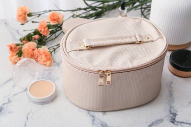 Toz ve çiçekli şık kozmetik çanta