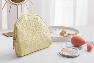 Dekoratif makyaj malzemeli şık bir çanta.