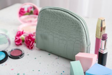 Dekoratif makyaj malzemeli şık bir çanta.