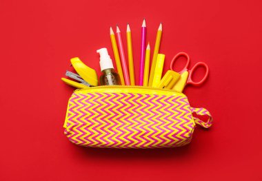 Renk arkaplan üzerine kalem kutusu ve kırtasiye
