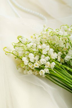 Kumaş arka planda güzel vadi zambağı çiçekleri