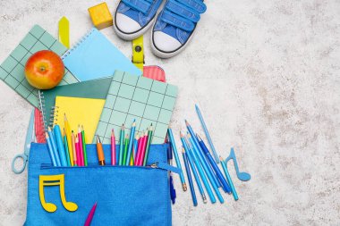 Okul çantası ve ışık arkaplanı kırtasiyesi