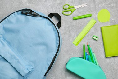 Okul çantası ve ışık arkaplanı kırtasiyesi