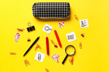 Renk arkaplan üzerine kalem kutusu ve kırtasiye