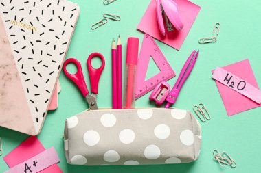 Renk arkaplan üzerine kalem kutusu ve kırtasiye