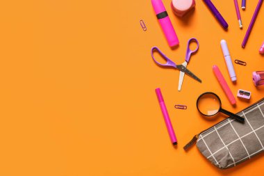 Renk arkaplan üzerine kalem kutusu ve kırtasiye