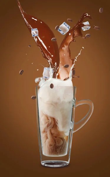 色の背景にコーヒー ミルク アイスキューブのスプラッシュとガラスカップ — ストック写真