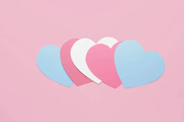 Renkli Arka Planda Kağıt Kalpler Transseksüel Kavramı — Stok fotoğraf