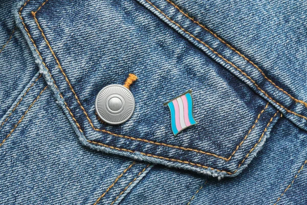 衣服上的变性人徽章 — 图库照片