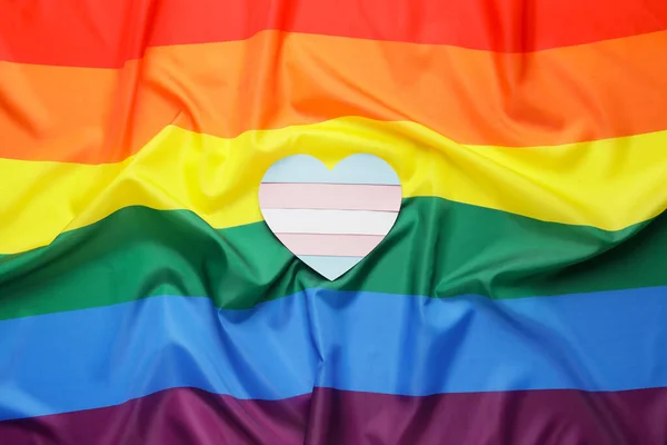 纸心在Lgbt的旗帜上 变性人的概念 — 图库照片