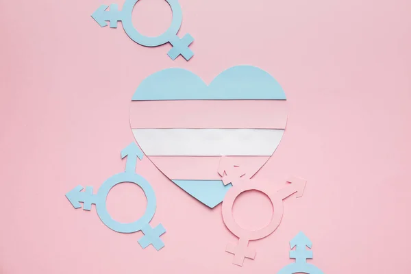 Renk Arkaplanında Transseksüel Sembolleri Olan Kağıt Kalp — Stok fotoğraf