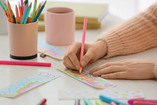 Woman Coloring Bookmark Table — Stock Photo, Image