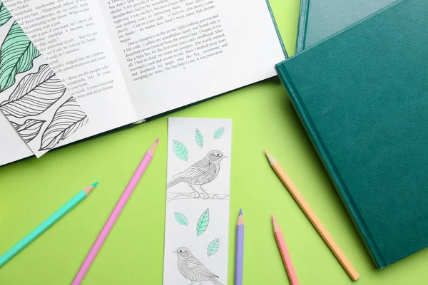 Nette Lesezeichen Mit Büchern Und Bleistiften Auf Farbigem Hintergrund — Stockfoto