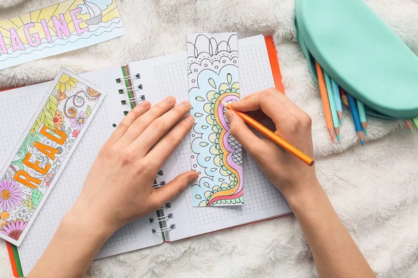Woman Coloring Bookmark Bed — Stock Photo, Image