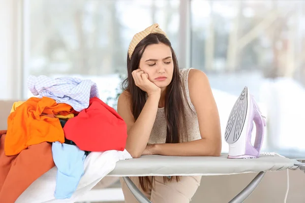 Moe Jonge Vrouw Met Ijzer Kleding Thuis — Stockfoto