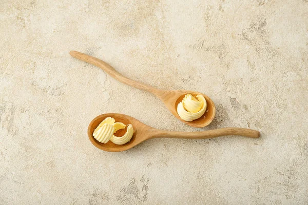 Wooden Spoons Curls Butter Light Background — Stock Photo, Image