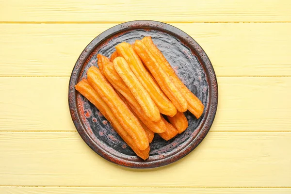 Assiette Avec Savoureux Churros Sauce Chocolat Fondu Sur Fond Bois — Photo