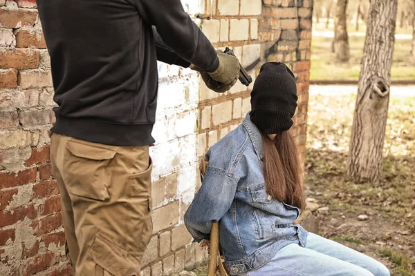 Terrorist Aiming Female Hostage Outdoors — Foto de Stock