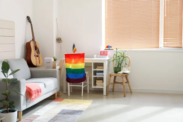 LGBT bayrakları odanın içinde şık bir şekilde