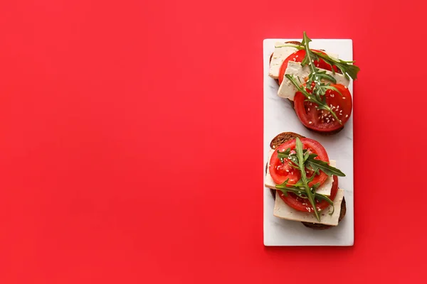 Lekkere Bruschettas Met Tomaat Tofu Kaas Kleur Achtergrond — Stockfoto