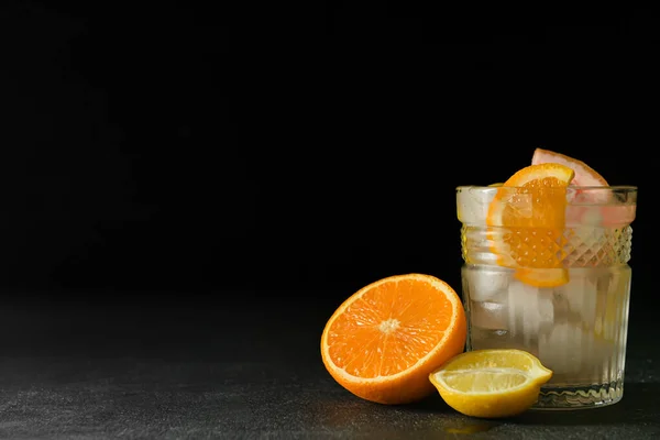 Glass Tasty Cold Lemonade Citrus Fruits Dark Background — Stock Photo, Image