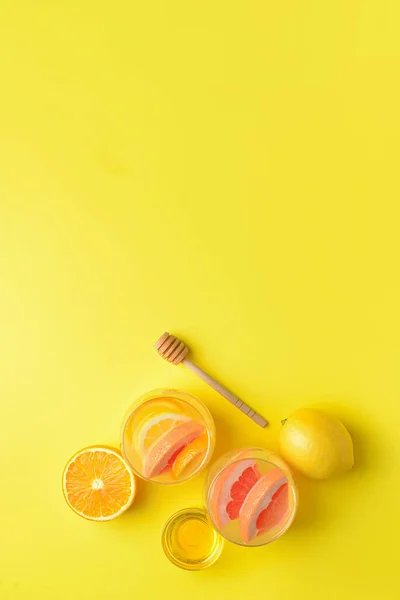 Složení Chutnou Studenou Limonádou Ingrediencemi Barevném Pozadí — Stock fotografie