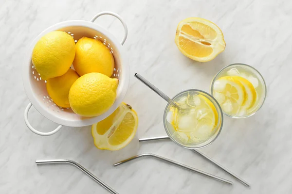 Composición Con Vasos Sabrosa Limonada Fría Frutas Sobre Fondo Claro —  Fotos de Stock