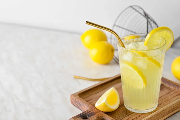 Composición Con Vaso Sabrosa Limonada Fría Frutas Sobre Mesa —  Fotos de Stock