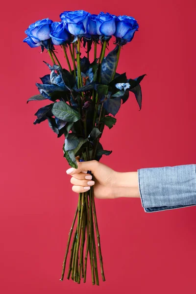 Женская Рука Красивыми Голубыми Розами Цветном Фоне — стоковое фото