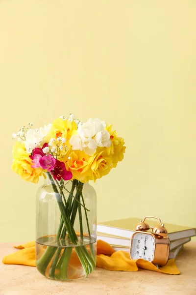 Beautiful Composition Flowers Alarm Clock Color Background — Stock Photo, Image