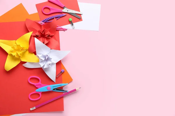 Origami Narzissen Und Papeterie Auf Farbigem Hintergrund — Stockfoto