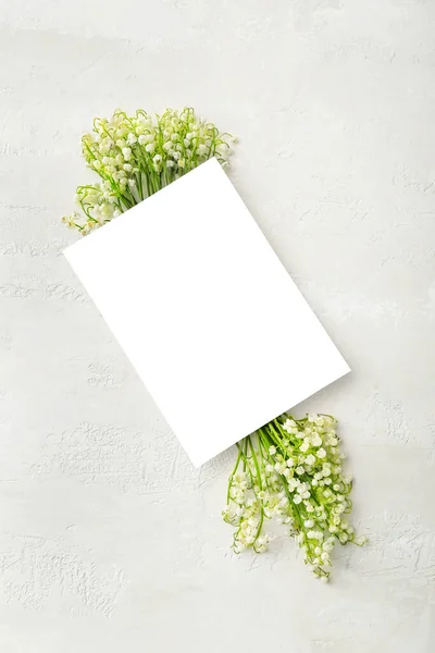 浅色背景的空白卡片和美丽的百合花 — 图库照片