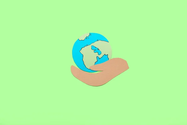 Ludzka Ręka Planetą Ziemia Kolorowym Tle Koncepcja Ekologiczna — Zdjęcie stockowe