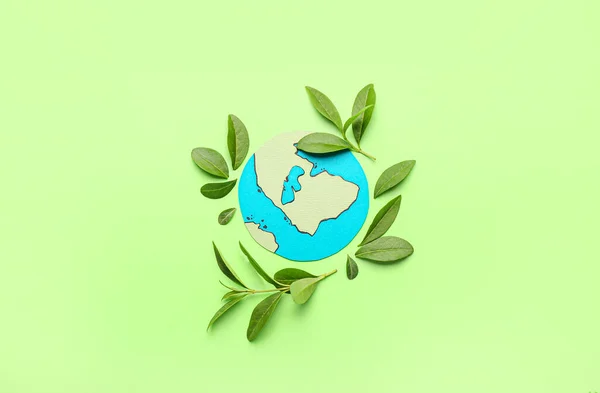 Papieren Planeet Aarde Met Groene Bladeren Kleur Achtergrond Ecologisch Concept — Stockfoto