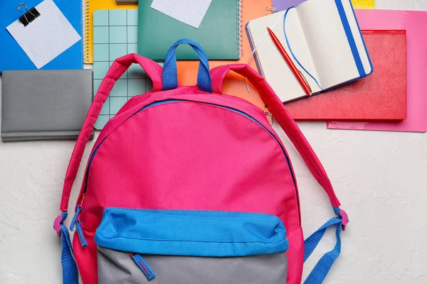 Schulrucksack Und Schreibwaren Auf Hellem Hintergrund — Stockfoto