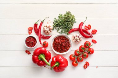 Lezzetli biber soslu kompozisyon ve hafif ahşap arka planda malzemeler.