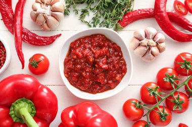 Lezzetli biber soslu kompozisyon ve hafif ahşap arka planda malzemeler, yakın plan.