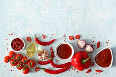 Lezzetli biber soslu kompozisyon ve renk arkaplanındaki malzemeler