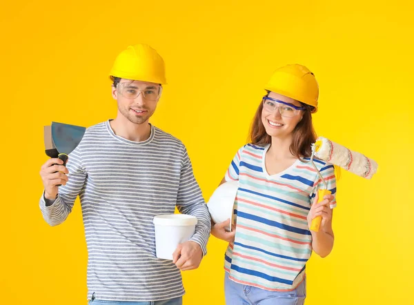 Pareja Joven Con Herramientas Reparación Sobre Fondo Color — Foto de Stock