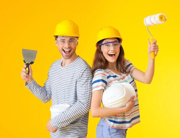 Pareja Joven Con Herramientas Reparación Sobre Fondo Color — Foto de Stock