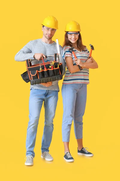 Pareja Joven Con Herramientas Reparación Bolsa Sobre Fondo Color —  Fotos de Stock