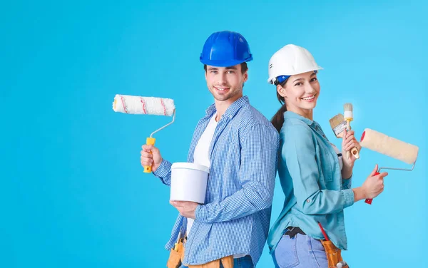 Pareja Joven Con Rodillos Pintura Sobre Fondo Color — Foto de Stock