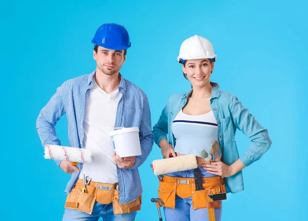 Casal Jovem Com Rolos Pintura Sobre Fundo Cor — Fotografia de Stock