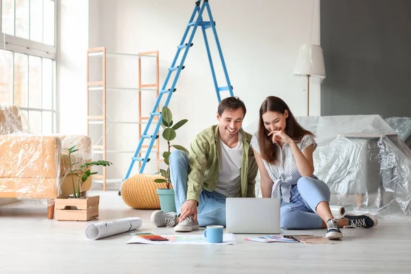 Pareja Joven Feliz Con Reparación Planificación Portátil Nueva Casa — Foto de Stock