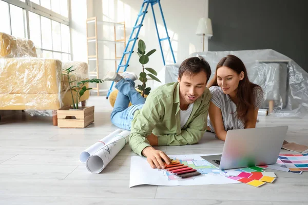 Pareja Joven Feliz Con Reparación Planificación Portátil Nueva Casa — Foto de Stock